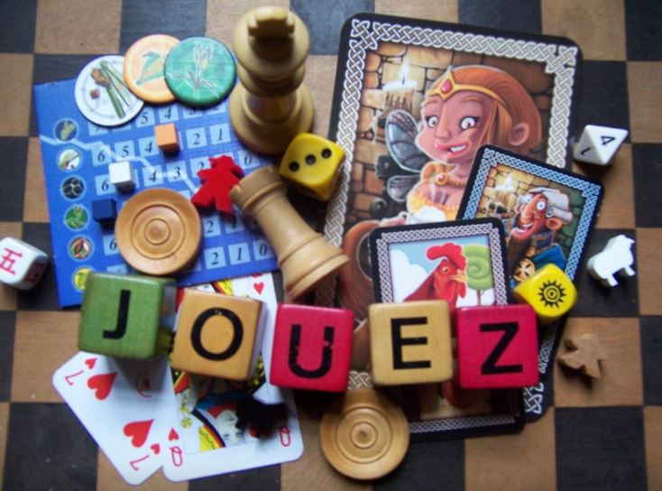 photo de jeux de société avec lettres j o u e z