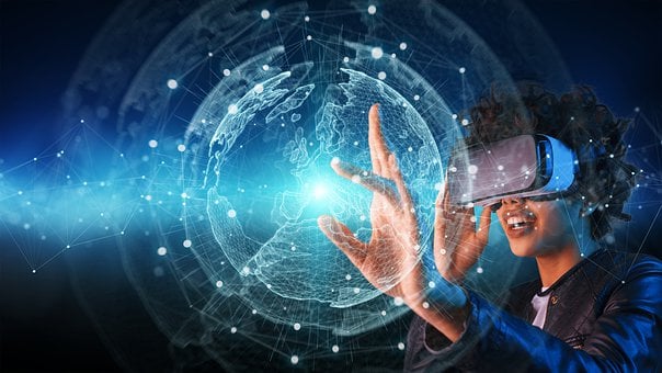 Femme utilisant un casque de réalité virtuelle