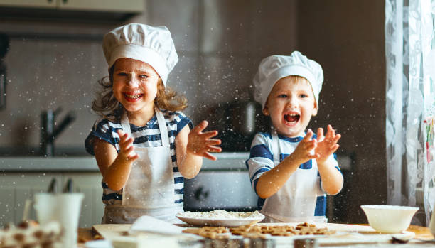 Enfants qui font de la pâtisserie