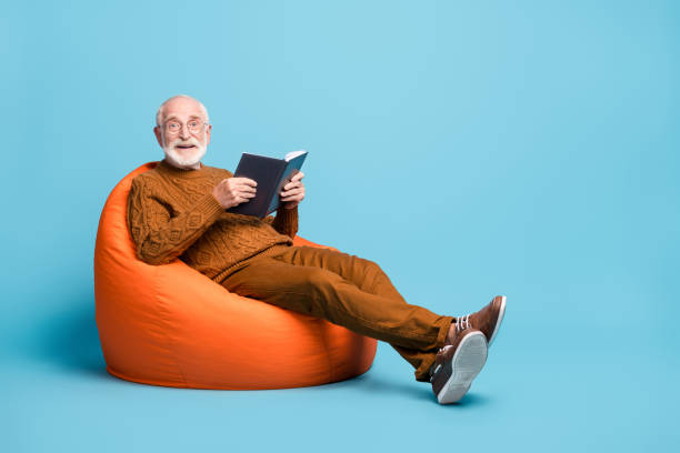 Image d'une personne âgée qui lit